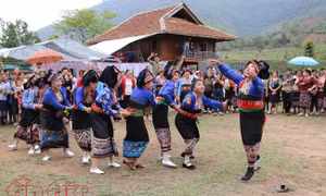 Dân tộc Lào ở Điện Biên tưng bừng đón Tết té nước