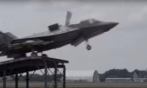 Xem chiến đấu cơ F-35 luyện xuất kích từ 'cầu nhảy' tàu sân bay
