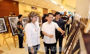 Khai mạc Triển lãm ảnh 'Che - Người kiến tạo'