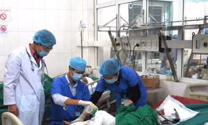 Tích cực điều trị cho cháu bé 7 tuổi người dân tộc thiểu số bị bỏng nặng