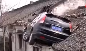 Ô tô mất lái bay tót lên mái nhà dân, tài xế phải leo thang đi xuống