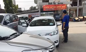 Giá xe ô tô giảm mạnh, khách mua vẫn 'đủng đỉnh'