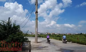Bao giờ cột điện gây cản trở giao thông ở huyện Hoài Đức mới được di dời?