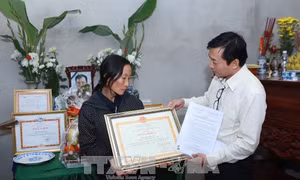 Truy tặng Bằng khen của Trưởng ban Chỉ đạo Trung ương về phòng chống thiên tai cho Nhà báo Đinh Hữu Dư 