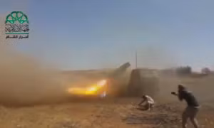 Trả đũa bị không kích, phiến quân điên cuồng nã 40 quả tên lửa tầm xa vào căn cứ Syria