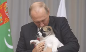 Tổng thống Nga Vladimir Putin hạnh phúc bên món quà sinh nhật bất ngờ
