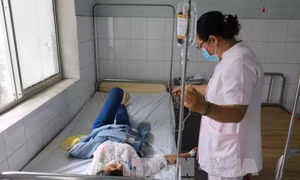 Bến Tre: 42 công nhân nhập viện nghi ngộ độc thức ăn