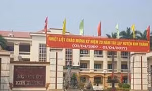 Yêu cầu Bộ Nội vụ vào cuộc làm rõ thông tin 'cả họ làm quan'