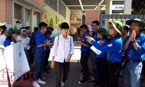 Thí sinh rạng rỡ ra khỏi phòng thi Ngữ văn