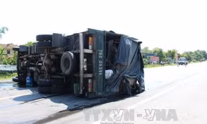 Tránh ô tô ngược chiều tại khúc cua, xe tải lật chắn ngang đường