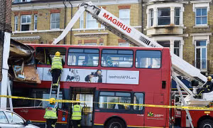 Xe buýt hai tầng lao vào cửa hàng tại thủ đô London