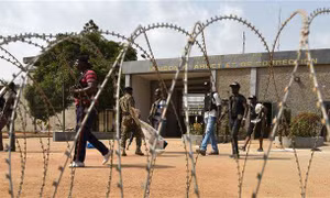 Gần 100 tù nhân trèo mái nhà, trốn trại tại Côte d'Ivoire