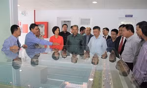 Đoàn đại biểu cấp cao Đảng Nhân dân Cách mạng Lào thăm nhà máy sữa Việt Nam