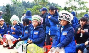 Mang hơi ấm đến với trẻ em nghèo Cao nguyên đá Đồng Văn