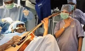 Chơi guitar khi đang được phẫu thuật não 