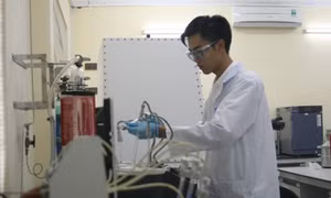 Nhà khoa học trẻ say mê nghiên cứu về vật liệu mới 