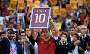 Francesco Totti nhận giải thưởng Chủ tịch UEFA cho “lòng trung thành và cống hiến”