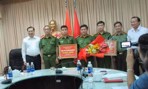 Thưởng 'nóng' lực lượng phá nhanh án vận chuyển ma túy liên tỉnh