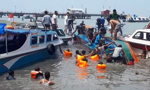 Lật tàu chở 51 người ngoài khơi Indonesia, ít nhất 8 người thiệt mạng