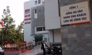Tạm đình chỉ công tác một bác sỹ 'vòi' tiền bệnh nhân