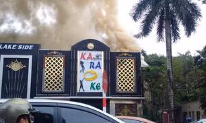 Cháy lớn tại quán Karaoke Lake Side trên đường Nguyễn Hữu Thọ (Hà Nội)