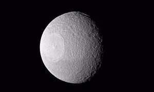 Lộ ảnh mới về mặt trăng 'đồng tử' Tethys của Sao Thổ