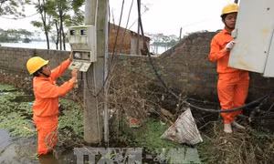 Hà Nội cơ bản cấp điện trở lại cho người dân bị ngập lụt