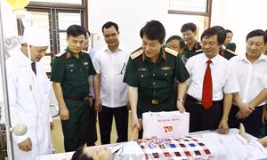 Thượng tướng Lương Cường thăm, tặng quà Trung tâm Điều dưỡng thương binh Duy Tiên 