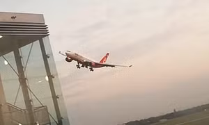 Phi công bay sát mặt đất rồi vọt lên khi hạ cánh, 200 hành khách hú hồn