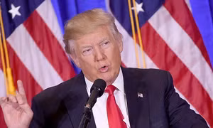 Những khoảnh khắc 'gây bão' trong họp báo đầu tiên của ông Trump 