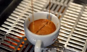 Uống cà phê thường xuyên giúp kéo dài tuổi thọ