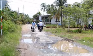 Người dân xã anh hùng Bến Tre mong có con đường mới