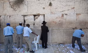 Nghi lễ dọn thư gửi Chúa trên Bức tường Than khóc tại Jerusalem