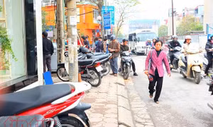 Buổi sáng giải toả thì trật tự, gần trưa vỉa hè Hà Nội lại có 'trật tự riêng'