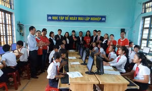 Trao tặng thiết bị dạy học cho hai trường THCS tỉnh Quảng Trị