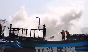 Cháy rụi tàu cá trong đêm tại Quảng Nam 