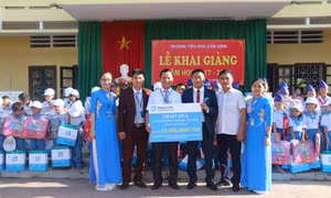 Fubon Life Việt Nam trao quà ngày khai trường
