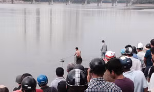 Phát hiện một thi thể nam thanh niên giữa hồ Linh Đàm