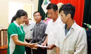 Vinamilk chia sẻ khó khăn với các hộ nghèo bị ảnh hưởng lũ của Hà Nội