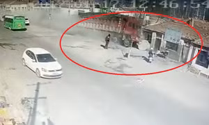 Kinh hãi xe tải mất lái, san phẳng dãy nhà ven đường