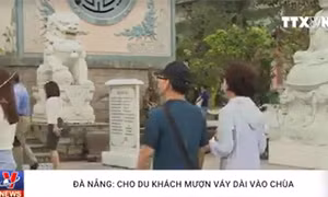 Chùa Linh Ứng tung chiêu 'trị' du khách váy ngắn