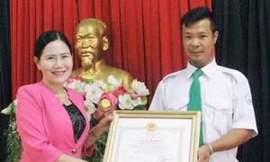 Bạc Liêu thưởng 'nóng' tài xế hỗ trợ sản phụ sinh con trên xe taxi 
