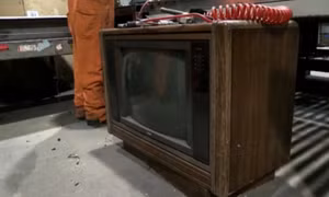 Để quên hơn 100.000 USD giấu trong TV cũ