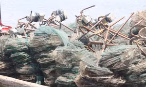 Tiêu hủy 15 bộ lồng bát quái khai thác thủy sản trái phép tại Móng Cái 