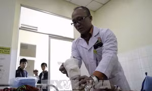 Nối thành công bàn tay bị máy cắt cỏ cắt lìa 