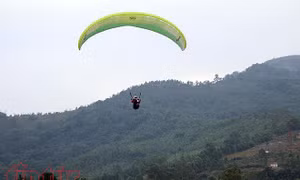 Đình chỉ bay dù lượn trên đỉnh Con Ó