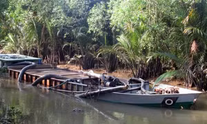 Bắt giữ phương tiện khai thác cát trái phép trên tuyến sông Tiền