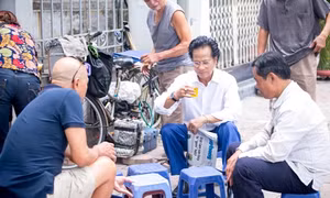 Bắt gặp Chế Linh ngồi ‘trà đá vỉa hè’ ở Hà Nội