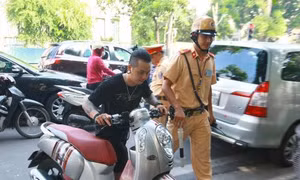 Xe máy chỉ có một gương chiếu hậu có bị phạt?