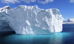 Nga di chuyển tảng băng khổng lồ, lớn hơn tảng băng trôi nhấn chìm Titanic